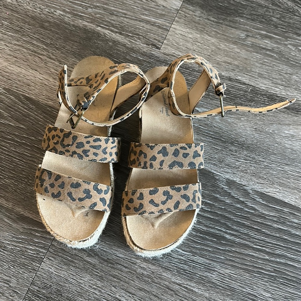 Universal thread platform sandals